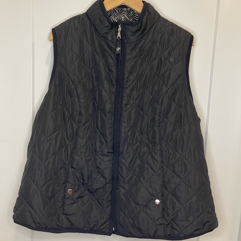 Lane Bryant woman’s reversible puffer vest size 16 or XL black and white